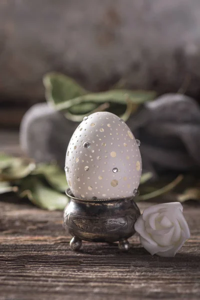 Paskalya dekorasyon. Yumurta kabuğu kuru gül tomurcukları. Rustik tarzı. Görünümü kapat. Seçici odak.