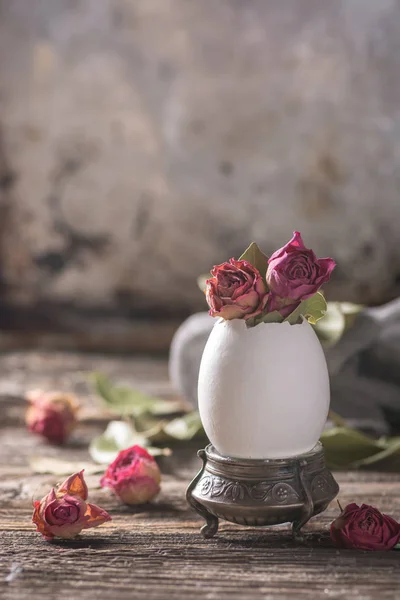 Paskalya dekorasyon. Yumurta kabuğu kuru gül tomurcukları. Rustik tarzı. Görünümü kapat. Seçici odak.