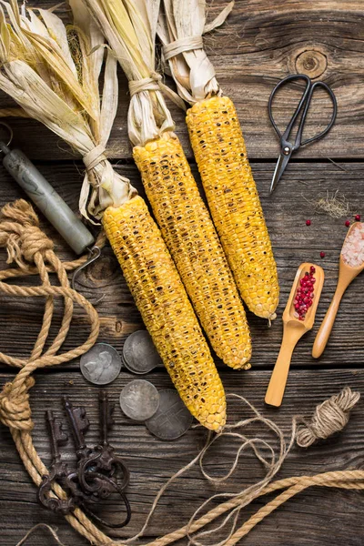 Ahşap arka plan üzerinde ızgara Mısır Mısır koçanı.