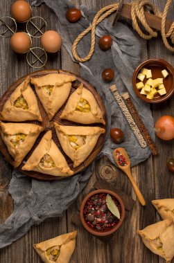 Geleneksel Rus tavuk eti pastası. Karanlık arka plan. Üst görünüm.