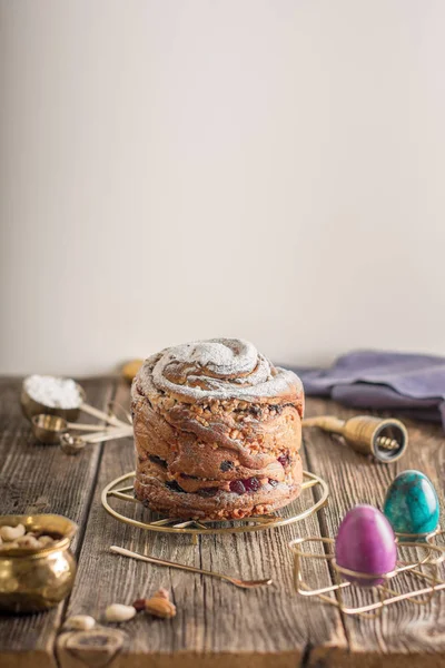Paskalya kompozisyonu, hafif arka planda ortodoks tatlı ekmek, kulich ve yumurta. Fotokopi alanı olan Paskalya tatili kahvaltı kavramı.
