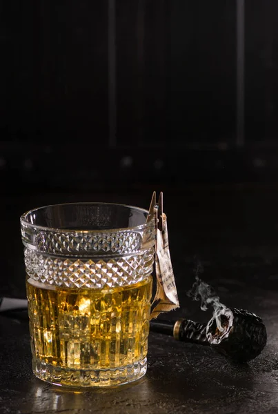 Rura Palenia Kieliszek Whisky Czarnym Stole Zamknij Widok Selektywne Skupienie — Zdjęcie stockowe