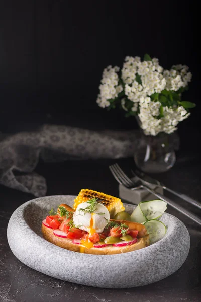 Kahvaltı: Izgara Tost, haşlanmış yumurta, sosis ve taş tabaktabaktabaktabaktabaktabaktabakta sebze. Yakın görüş. Seçici odak. Sığ alan derinliği.