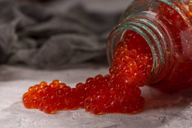 Yeşil cam vintage kavanozda kırmızı havyar. Deniz ürünleri. Sağlıklı beslenme. Diyet. oncrete arka plan.