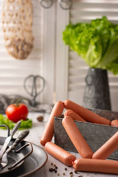 Ahşap masada çiğ sosisler. Kahvaltı.. 