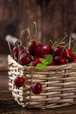 Sepette siyah kiraz. Boşluğu Kopyala