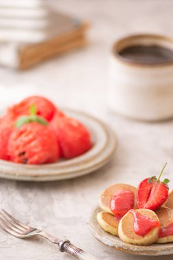 Küçük krepler ve beyaz masada çilekli şık ev kahvaltısı.. 