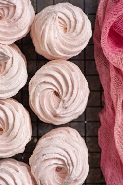 Ev yapımı böğürtlen şekerlemesi (Zephyr), seçici odaklanma