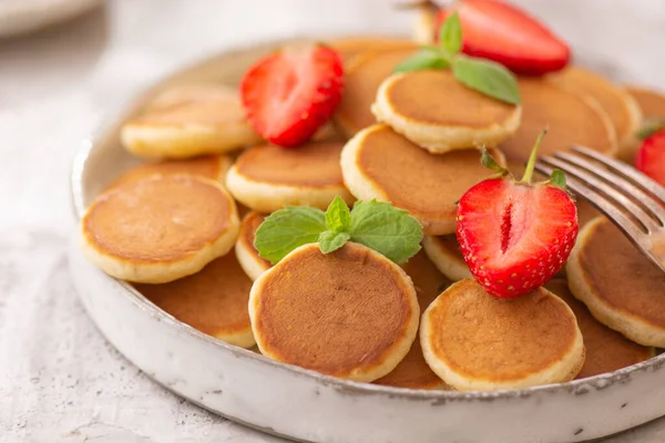 Trendy Huisontbijt Met Kleine Pannenkoeken Aardbeien Witte Tafel — Stockfoto