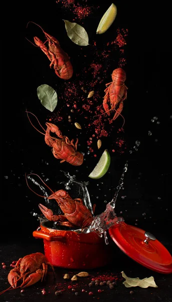 Tencerede uçan Rayfish 'ler. Uçan yemek.