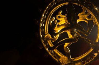 Hindu tanrısı Lord Nataraja 'nın altın heykeli.