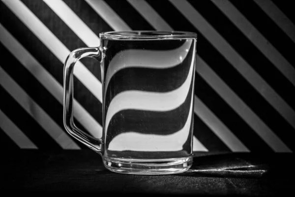 Abstract Image Distortions Glass Mug Filled Water Placed Front Striped — Stock Photo, Image