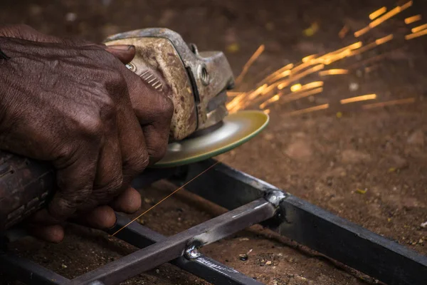 Elektrik Teçhizatı Kullanarak Demir Izgarayı Kıvılcımlar Saçarak Keskinleştiren Bir Işçinin — Stok fotoğraf
