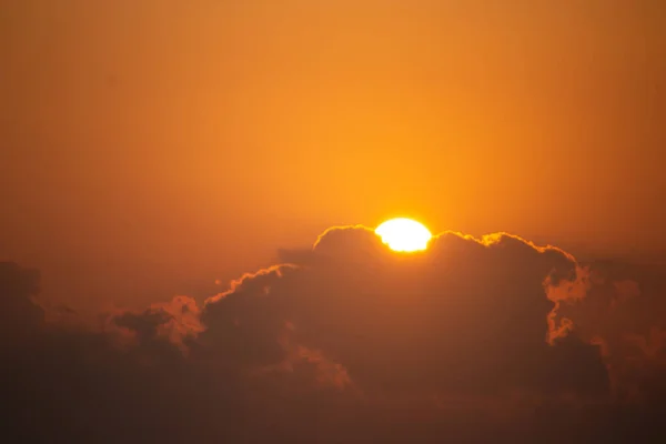 Goldene Sonne Steigt Hinter Den Wolken Einem Orangen Himmel Auf Stockbild