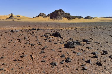 TADRART Parkı 'ndaki Algeria' daki Sahara çölünde. Çölde Kum Bataklıkları ve Kaya oluşumları.