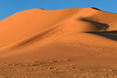 TADRART Parkı 'ndaki Algeria' daki Sahara çölünde. Çölde Kum Bataklıkları ve Kaya oluşumları.