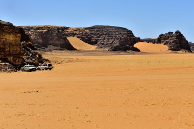 Algeria 'da sahar çöreği. TADRART PARK Kum bataklıkları, Kaya oluşumları ve ÇÖL LANDSCAPE