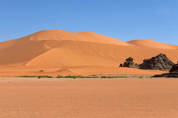 Saharawoestijn Algië Het Tadratenpark Zandkleppen Met Desert Landscape Rock Formaties — Stockfoto