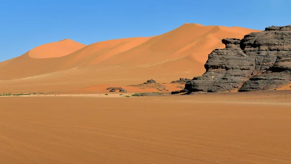 沙哈拉设计在Algeria在Tadrart Park Sand Dunes Desert Landscape Rock Implications — 图库照片