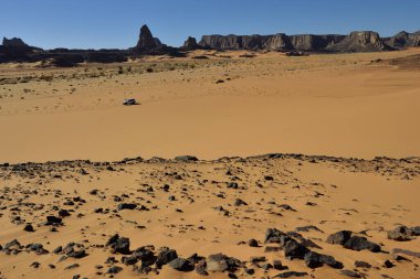 Algeria 'da sahar çöreği. Kaya oluşumları, kum bataklıkları ve ıssız kara parçaları. Safari ve Algeria 'daki Maceralar