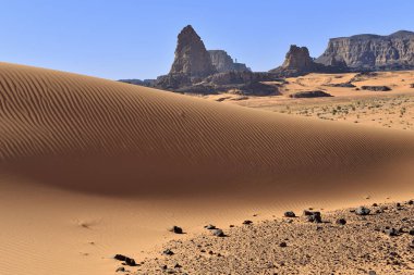 Algeria 'da sahar çöreği. Kaya oluşumları, kum bataklıkları ve ıssız kara parçaları. Safari ve Algeria 'daki Maceralar