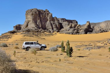 Algeria 'da sahar çöreği. Kaya oluşumları, kum bataklıkları ve ıssız kara parçaları. Safari ve Algeria 'daki Maceralar