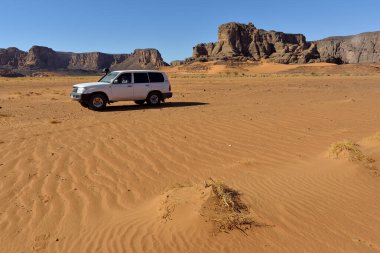 Algeria 'da sahar çöreği. Kaya oluşumları, kum bataklıkları ve ıssız kara parçaları. Safari ve Algeria 'daki Maceralar