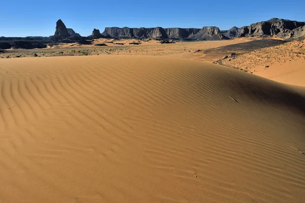 萨拉设计在Algeria Rock Implications Sand Dunes Desert Landscape Safari Adventure Algeria — 图库照片