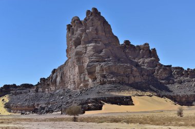 SAHARA DESERT IN ALGERIA IN TADRART NATIONAL PARK. SAND DUNES, ROCK FORMATIONS AND DESERT LANDSCAPE clipart