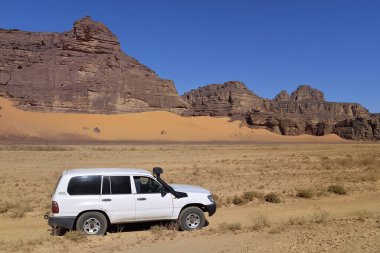 ALGERYA 'DA SAHARA DERİSİ TADRART Ulusal Parkı. Kum Bataklıkları Yerleşkesi ve Kayalık oluşumları