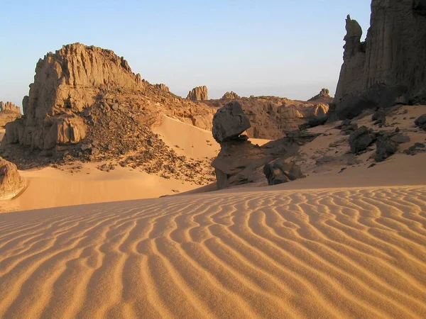 Tamanrasset Algeria 萨哈拉设计中的岩石问题和Sand Dunes — 图库照片