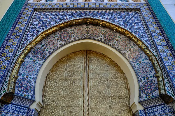 モロッコにおけるイスラム美術の幾何学的 花的デザインとパターン — ストック写真