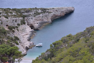 PRİTİKİNE KUTLARI VE CROATIA 'DA VIS' İN GÜNEY KUŞAĞI 'ndaki Kayalıklar.