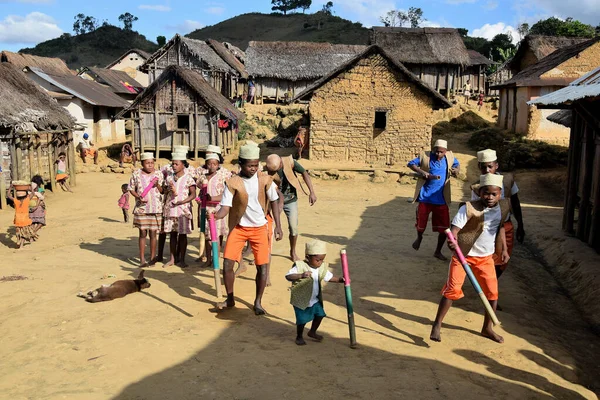 Madagascar Village Dancing的人 — 图库照片