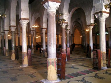 KAIROUAN, TUNISIA. MOSQUE 'İN İbadet Salonu.