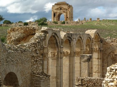 MAKTHAR, TUNISIA, ANCIENT MAKTARIS, ROMAN VE ERKEK Yıkıntıları.