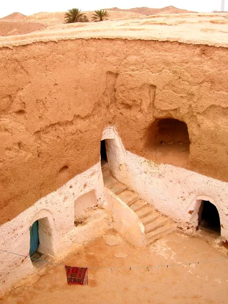 MATMATA BERBER VILLAGE, TUNISIA. Toprağın altında çukur var. TROGLODYTES.