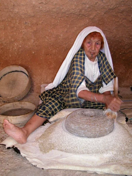 Matmata Tunisia Більше Жінка Народжує Служіння Ґраїньом — стокове фото