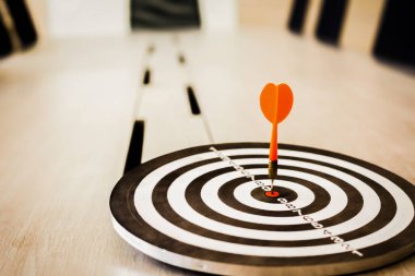 Dart bir fırsat ve Dartboard hedef ve hedef. Yani her ikisi de iş pazarında bir meydan okuma..
