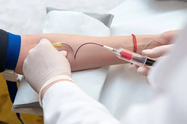 Zbliżenie Lekarza Ręce Trzymać Igłę Żyły Kobiet Pobierania Próbek Krwi — Zdjęcie stockowe