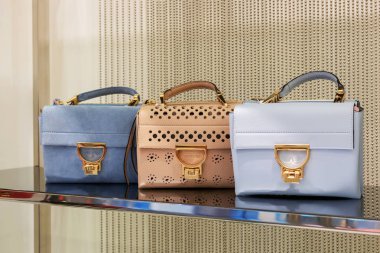 Mağaza moda bayanlar çanta. Kadın çanta lüks mağaza vitrin.