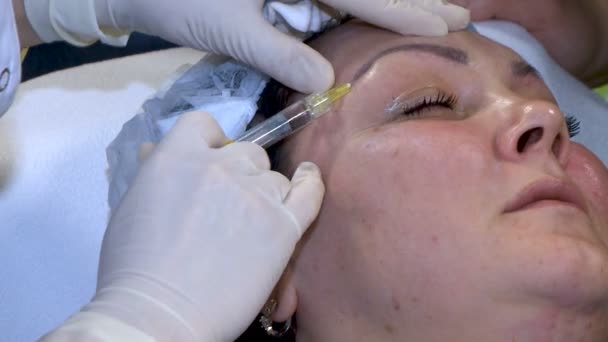 Mujer Obtiene Belleza Procedimiento Cosmetología Facial Esteticista Manos Guantes Haciendo — Vídeo de stock