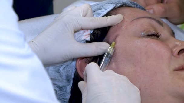 Mujer Obtiene Belleza Procedimiento Cosmetología Facial Esteticista Manos Guantes Haciendo — Vídeos de Stock