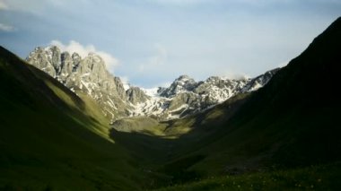 Kafkas Dağları Timelapse-Chaukhi, Georgia. Hızlı hareket eden bulutlar Chaukhi sıradağları üzerinde