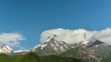 Kafkas Dağları Kazbegi - Gergeti köyü Timelapse. Kazbegi, Georgia. En yüksek Dağı Kazbek.