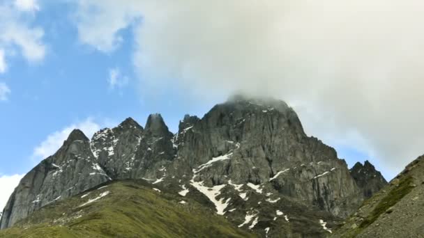 Timelapse Caucasus Mountains Chaukhi Georgia Nubes Movimiento Rápido Sobre Cordillera — Vídeos de Stock