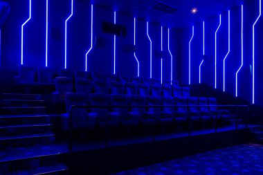 Mavi ışık ile boş sinema salonu