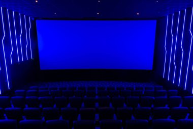 Mavi ışık ile boş sinema salonu