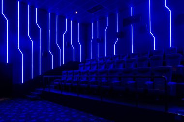 Mavi ışık ile boş sinema salonu