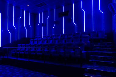 Mavi ışık ile boş sinema salonu